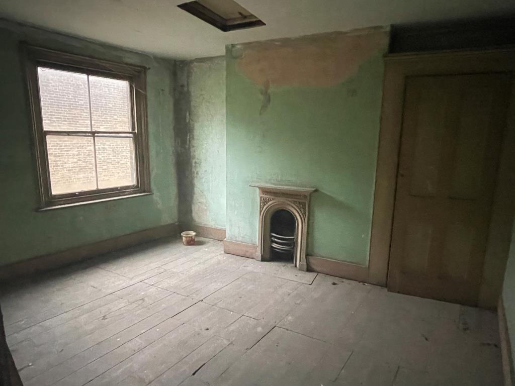 Lot: 45 - TOWN CENTRE PROPERTY WITH VACANT UPPER PARTS - Empty room with fireplace